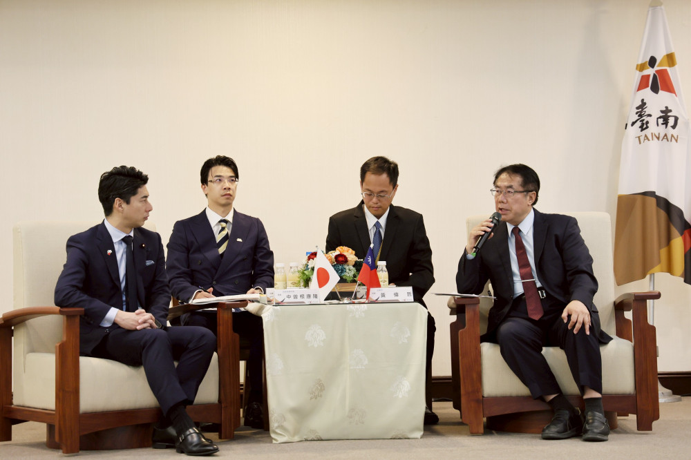 日本自民黨青年局長中曾根康隆拜會 黃偉哲致贈台南越光米見證跨時空台日情誼