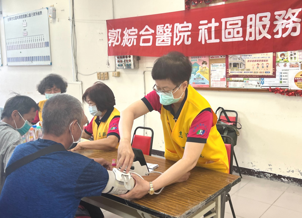 南市結合民團傳遞端午溫情  提醒街友善用自立支援服務中心
