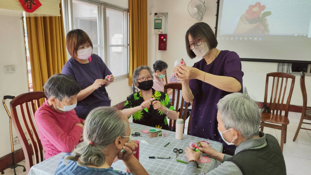 彰化榮家辦母親節手作課程 長輩打造專屬毛根盆栽