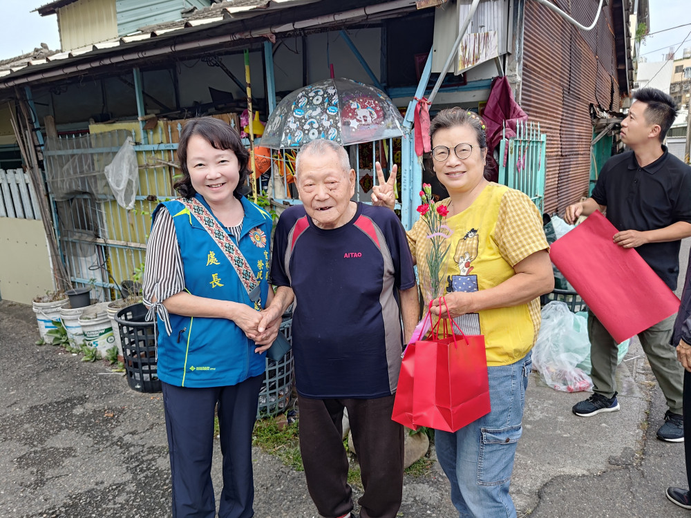 榮民眷屬榮獲模範母親殊榮 雲林榮服處前往賀喜