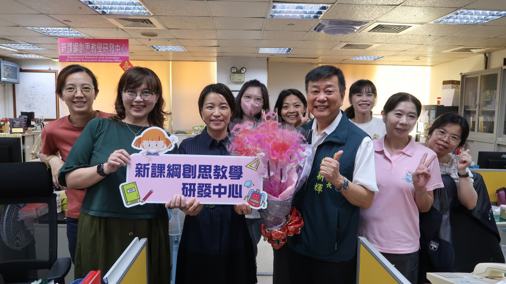 媽咪｢尚鶴｣！南市教育局長鄭新輝親送火鶴花祝大家母親節快樂