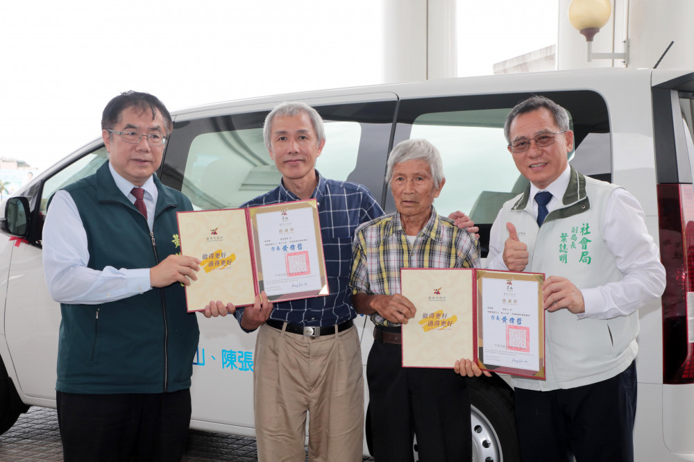 熱心市民捐贈3輛復康巴士  黃偉哲感謝善舉為社會發光發熱