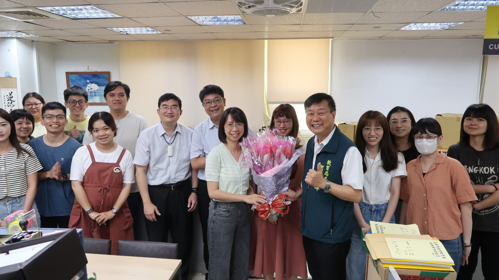媽咪｢尚鶴｣！南市教育局長鄭新輝親送火鶴花祝大家母親節快樂