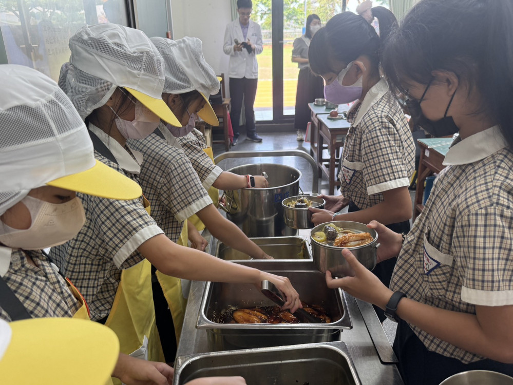推廣臺南在地臺灣鯛 市長黃偉哲與學童一起共進午餐 大讚營養又美味!