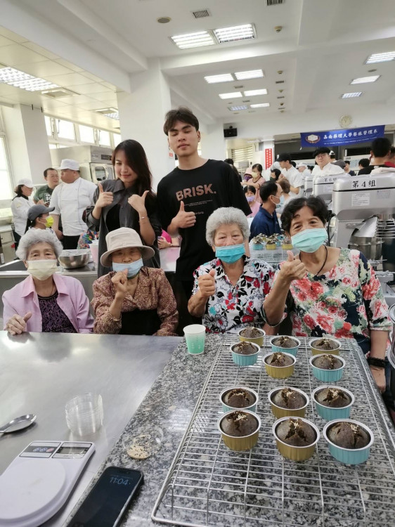 嘉藥餐旅系結合USR 打造芝麻點心串聯長輩與國際生