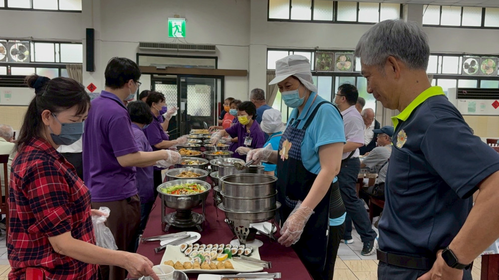 中彰榮家端節Buffet餐會 住民長輩大讚新奇又美味