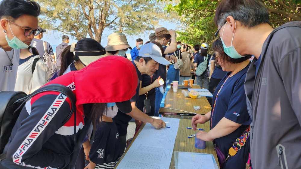 奇美攜手企業淨灘響應守護地球！十際行動展現海洋環保決心
