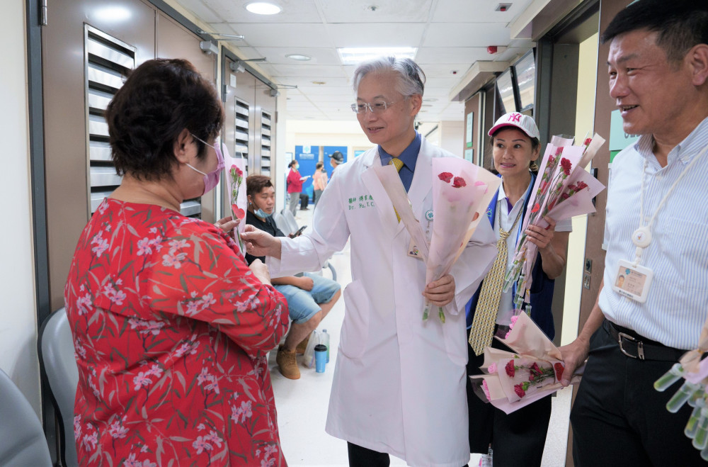 跨世代同台獻愛！ 中榮千歲志工團攜手幼兒園萌娃  共慶母親節