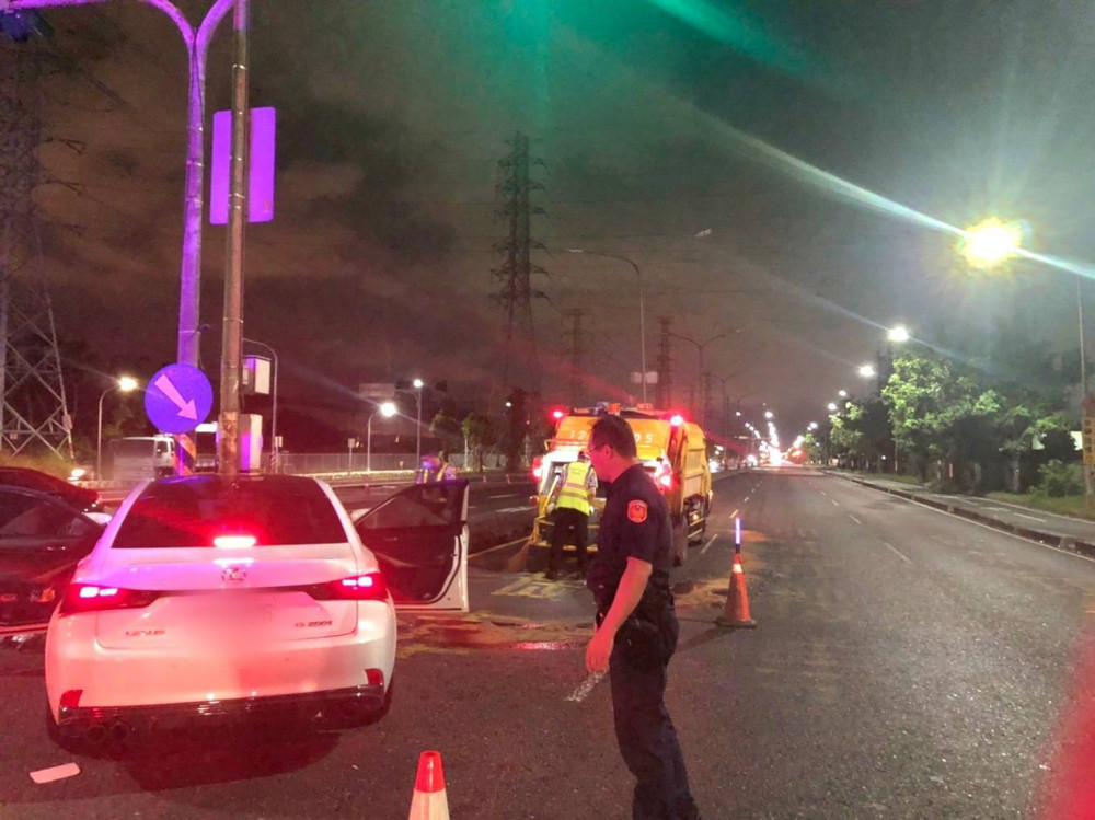 深夜自撞分隔島！小港警迅速處理沿海路交通事故