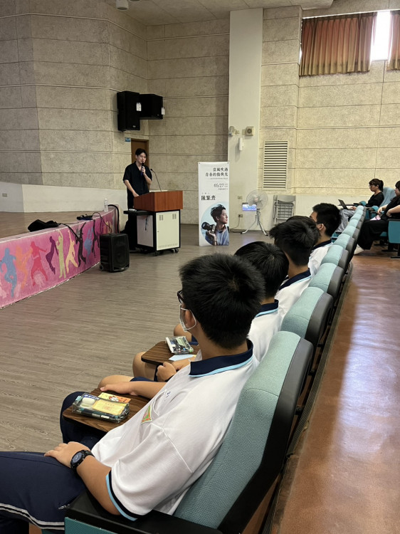 臺南文學獎校園推廣講座 學生腦力激盪創作新詩