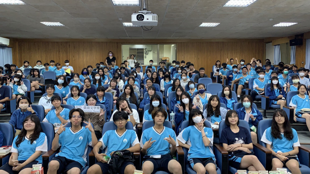 臺南文學獎校園推廣講座 學生腦力激盪創作新詩