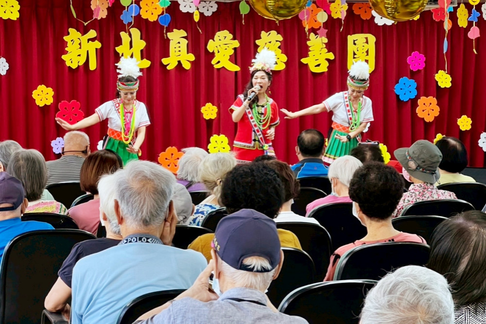 真愛慈善團愛心歌舞獻演　八德榮家住民長輩齊聚共享歡樂時光
