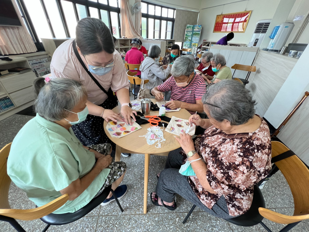 中彰榮家結合創意藝術×靈性照顧 關懷女性住民長輩 