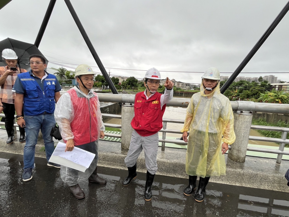 高雄豪大雨  林副市長實地勘查親赴仁武八涳橋防汛工作