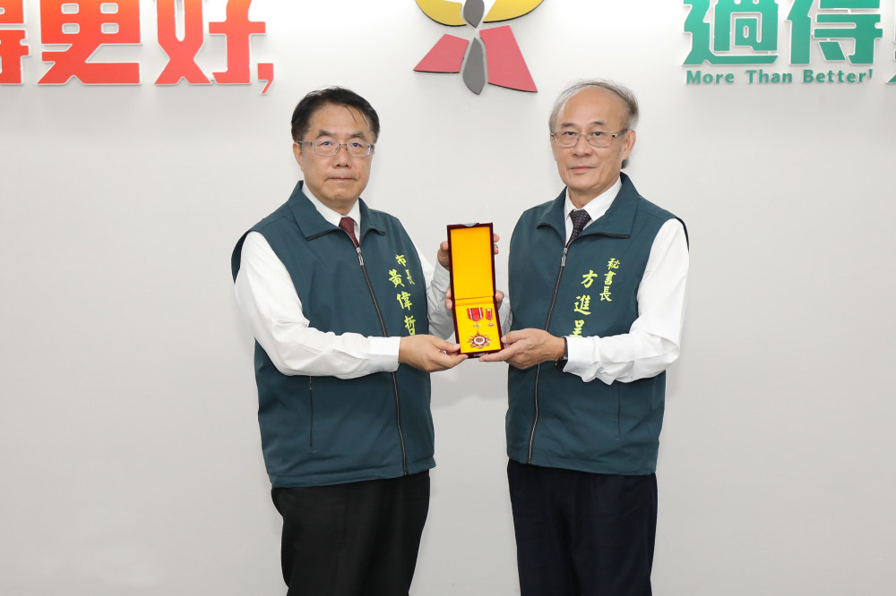台南市政府秘書長方進呈屆齡退休，黃偉哲頒獎表彰