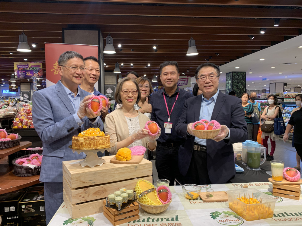 台南芒果再闖馬來西亞 黃偉哲快閃行銷後返台防颱
