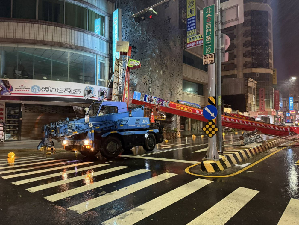 臺南市工務局積極處置颱風期間路樹與廣告物問題