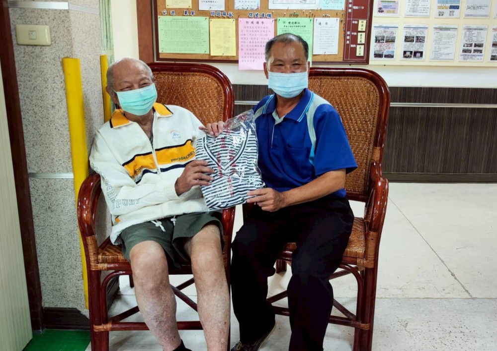 中彰榮家轉贈慶福基金會涼感衣 長輩清涼迎盛夏