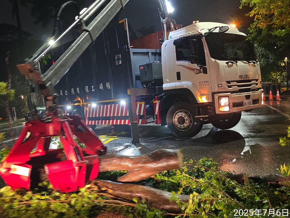 臺南市工務局積極處置颱風期間路樹與廣告物問題