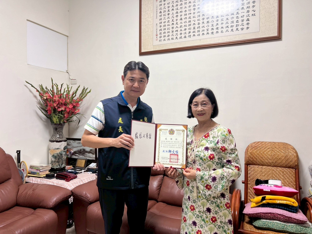 退休老師吳芷瑩傳愛不輟 彰化榮服處表揚捐贈獎學金善舉