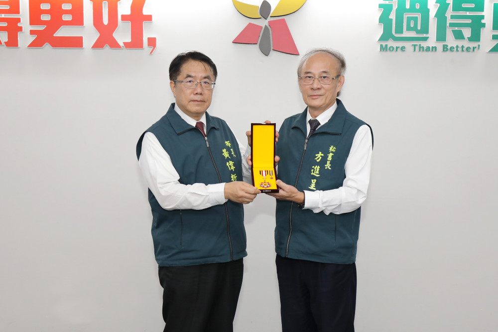 台南市政府秘書長方進呈屆齡退休，黃偉哲頒獎表彰