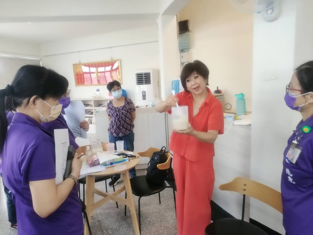 中彰榮家住民家屬感恩回饋 手作食品分享住民長輩體驗