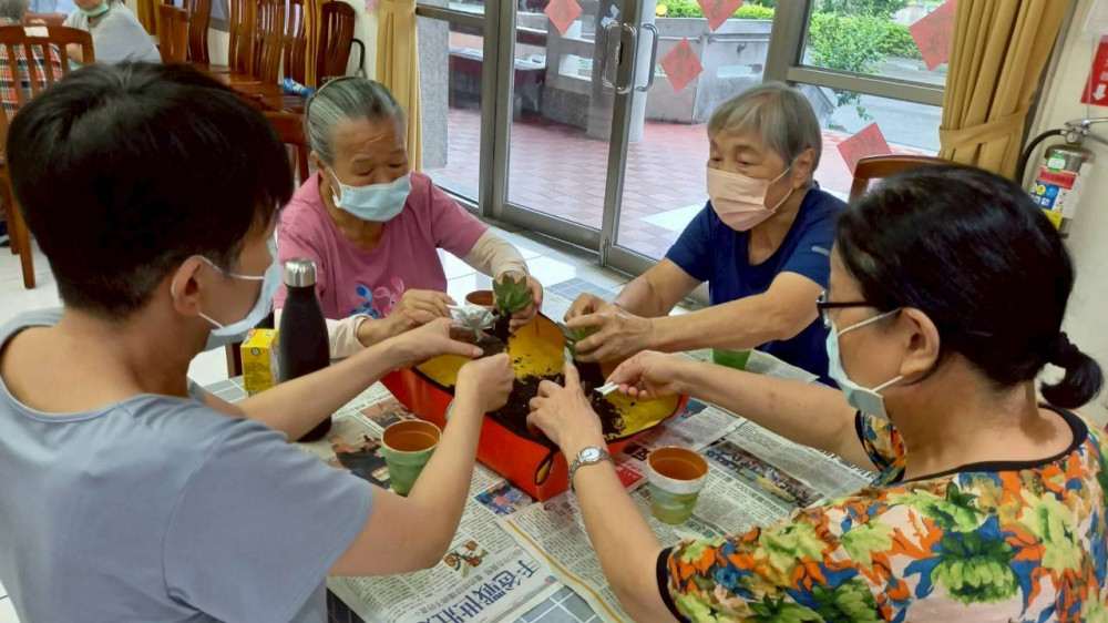 彰化榮家長輩手作植栽趣味多 體驗多肉植物DIY綠生活