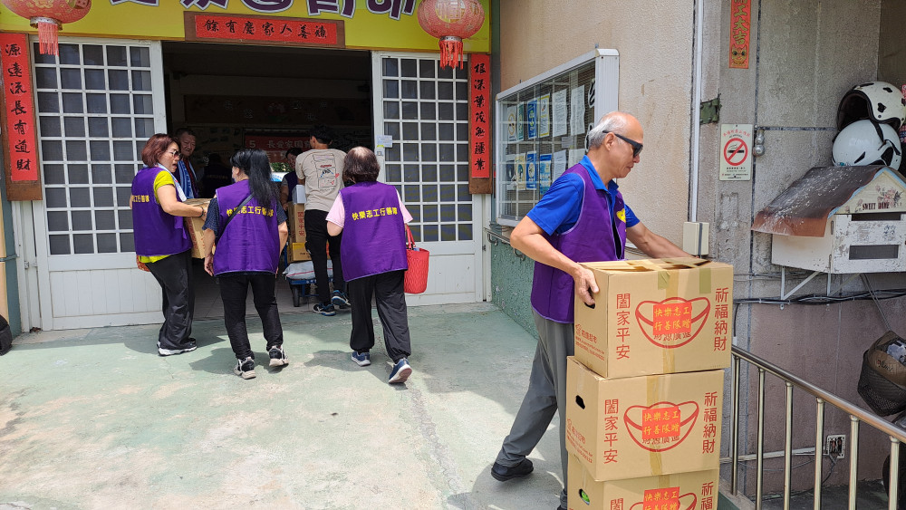 快樂志工行善隊送愛到雲林長愛家園育幼院