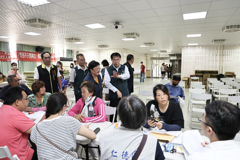 臺南市長黃偉哲率團隊投入丹娜絲颱風救災 天災臨工助重建