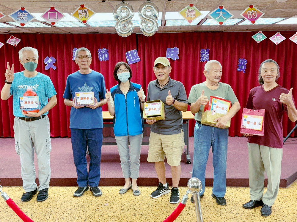 花花愛心團歌聲舞姿傳遞敬意　攜手八德榮家住民長輩歌舞同慶父親節