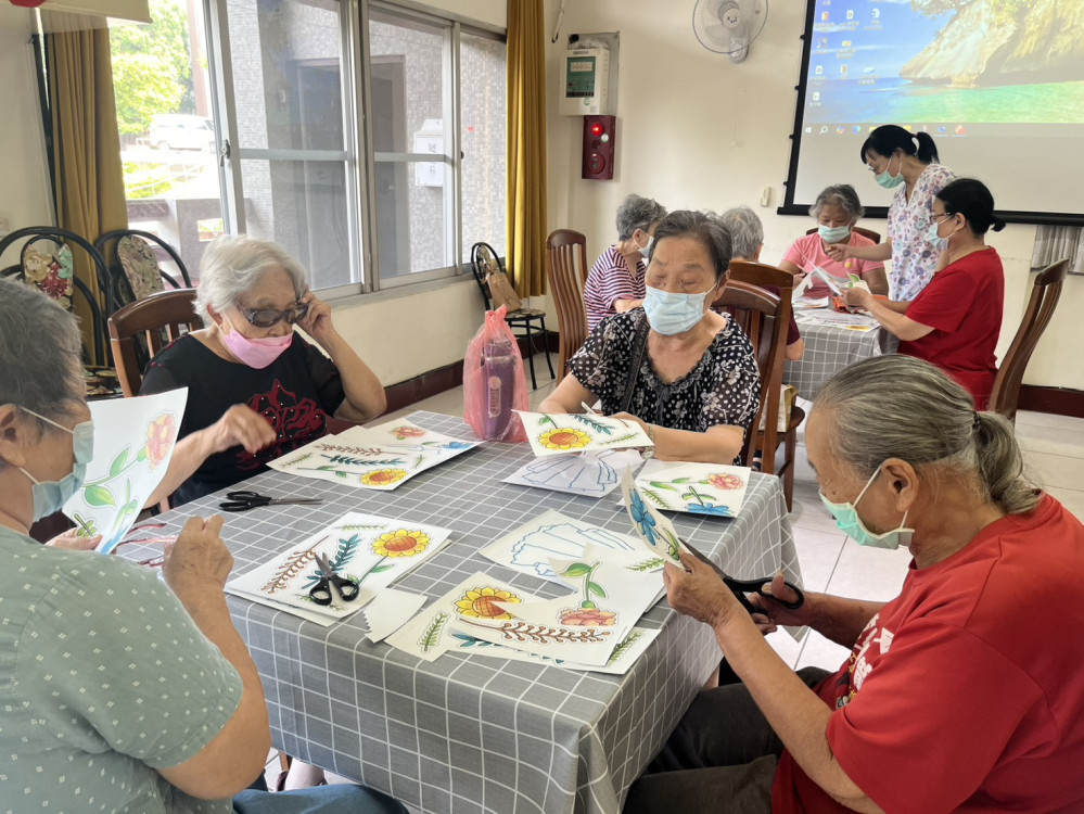 彰化榮家喜迎88父親節 住民剪紙拼貼花束樂趣多