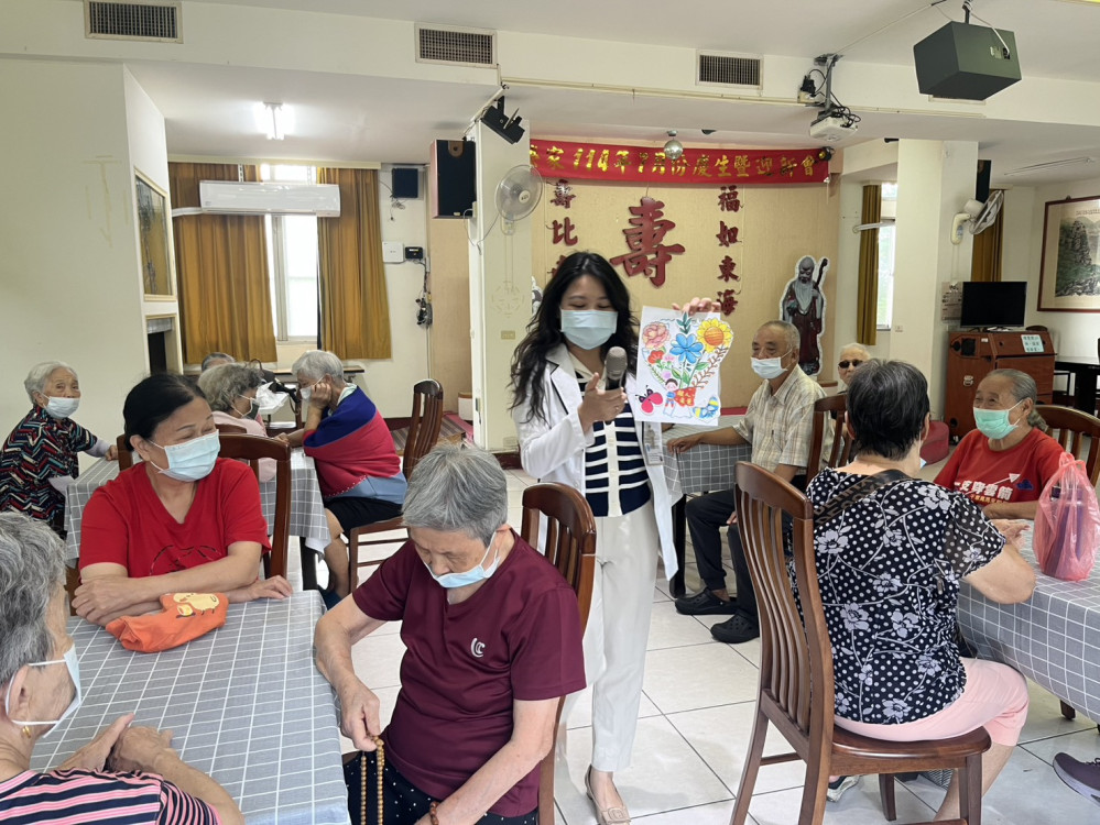 彰化榮家喜迎88父親節 住民剪紙拼貼花束樂趣多