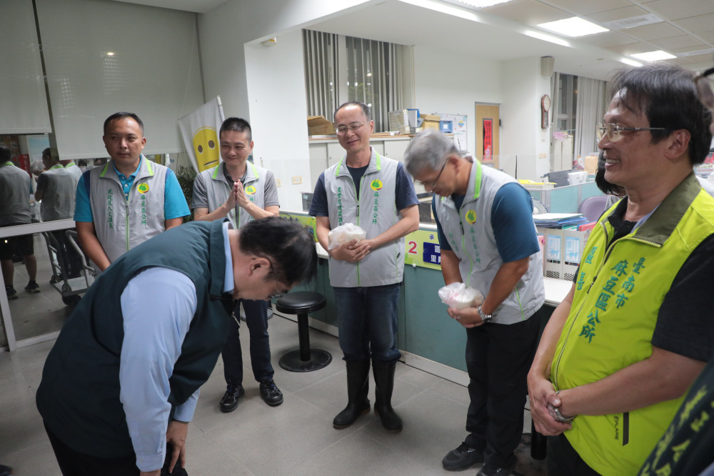 臺南市長黃偉哲關心麻豆災損 慰勞深夜堅守崗位的防災人員