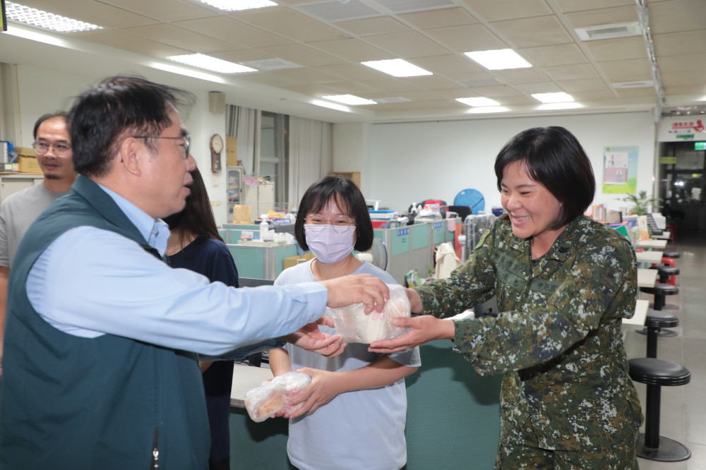 臺南市長黃偉哲關心麻豆災損 慰勞深夜堅守崗位的防災人員