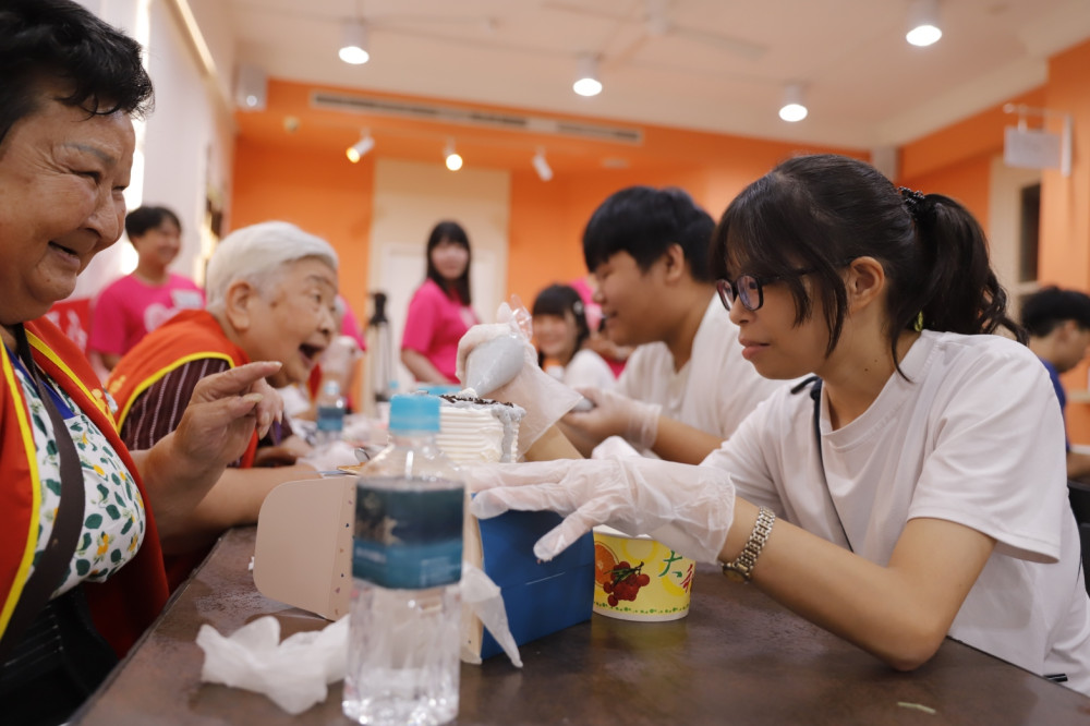 華山基金會攜手培力園 少年逗樂長輩共同慶祝祖父母節