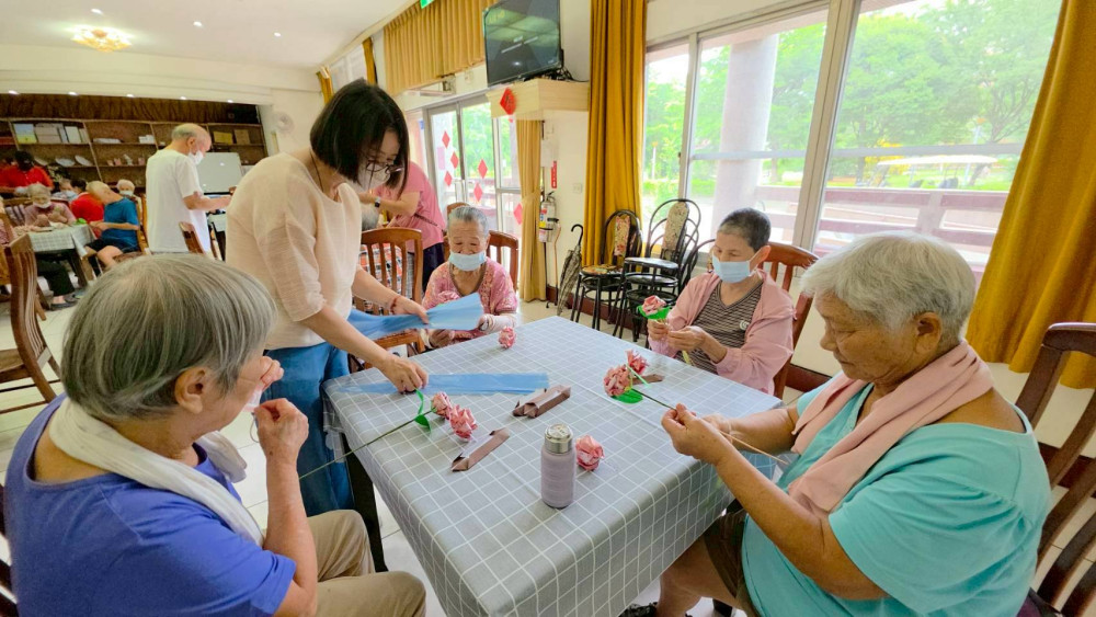 彰化榮家長輩手作巧藝 百元鈔變玫瑰迎父親節