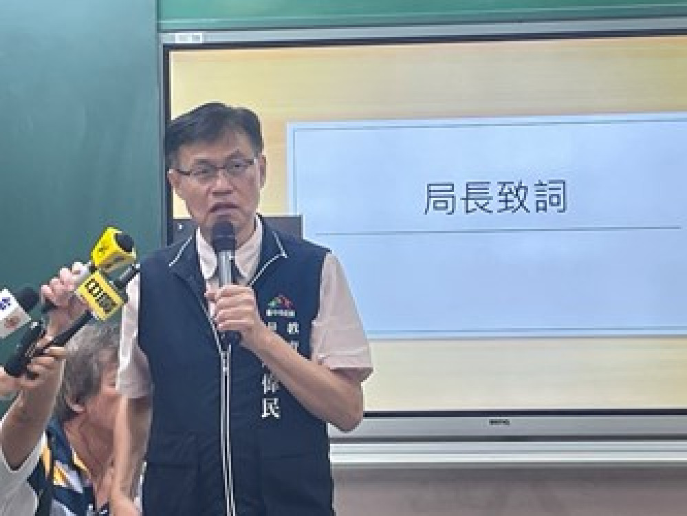 中市校園設備大升級  教育局長視察可調式課桌椅配置情形