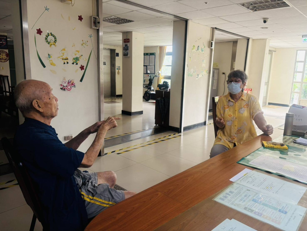 彰化榮家百歲榮民愛心滿溢 分享自我復健秘訣護健康 