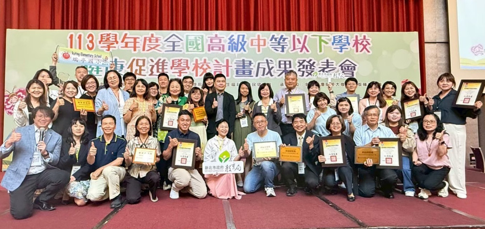 新北健康校園八連霸 市政會議獻獎共享榮耀
