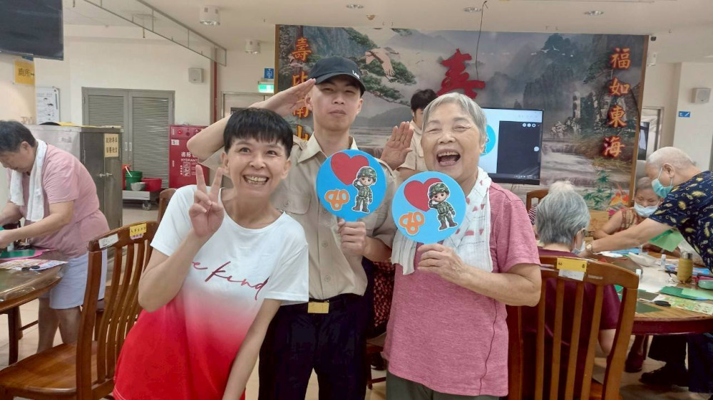 彰化榮家住民手作迷彩慶軍人節 展現榮耀與創意交織