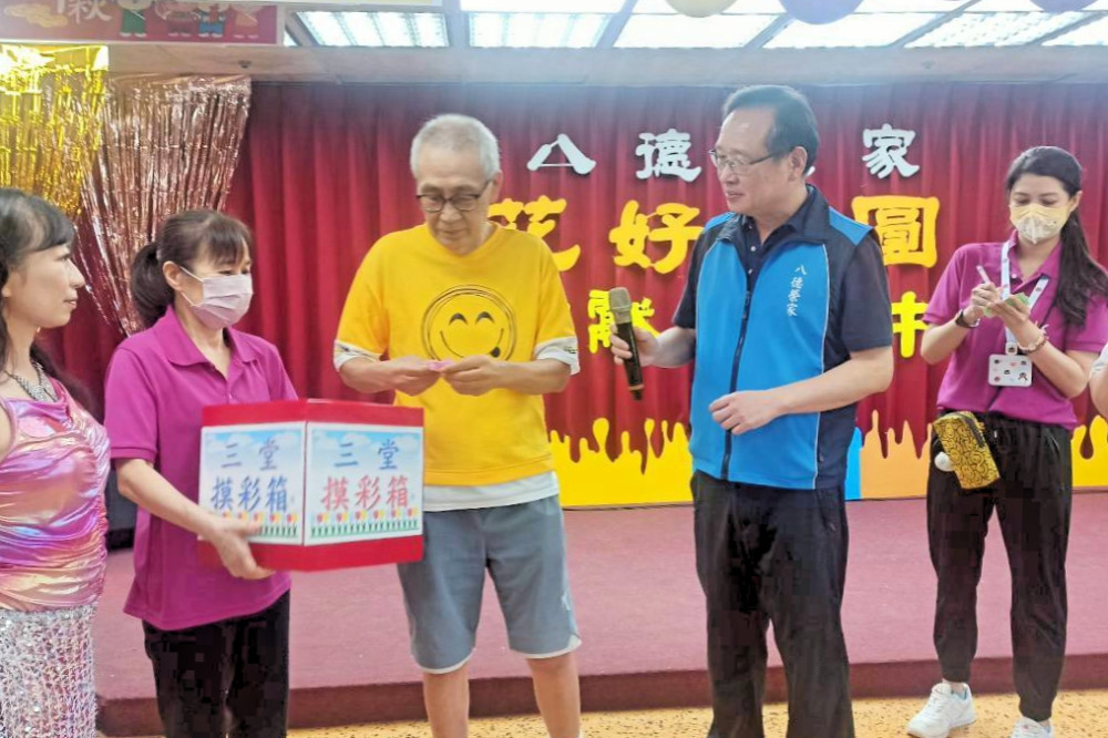 百合愛心表演團公益傳愛　聯歡活動送暖八德榮家住民長輩歡慶秋節