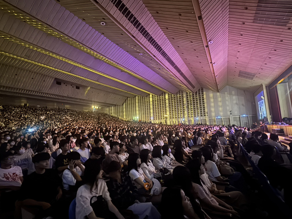 超級開學典禮！東海「新生入門」3000人爆棚宛如演唱會  「AI不是敵，勇敢上場才是勝利！」張國恩鼓勵勇敢揮棒