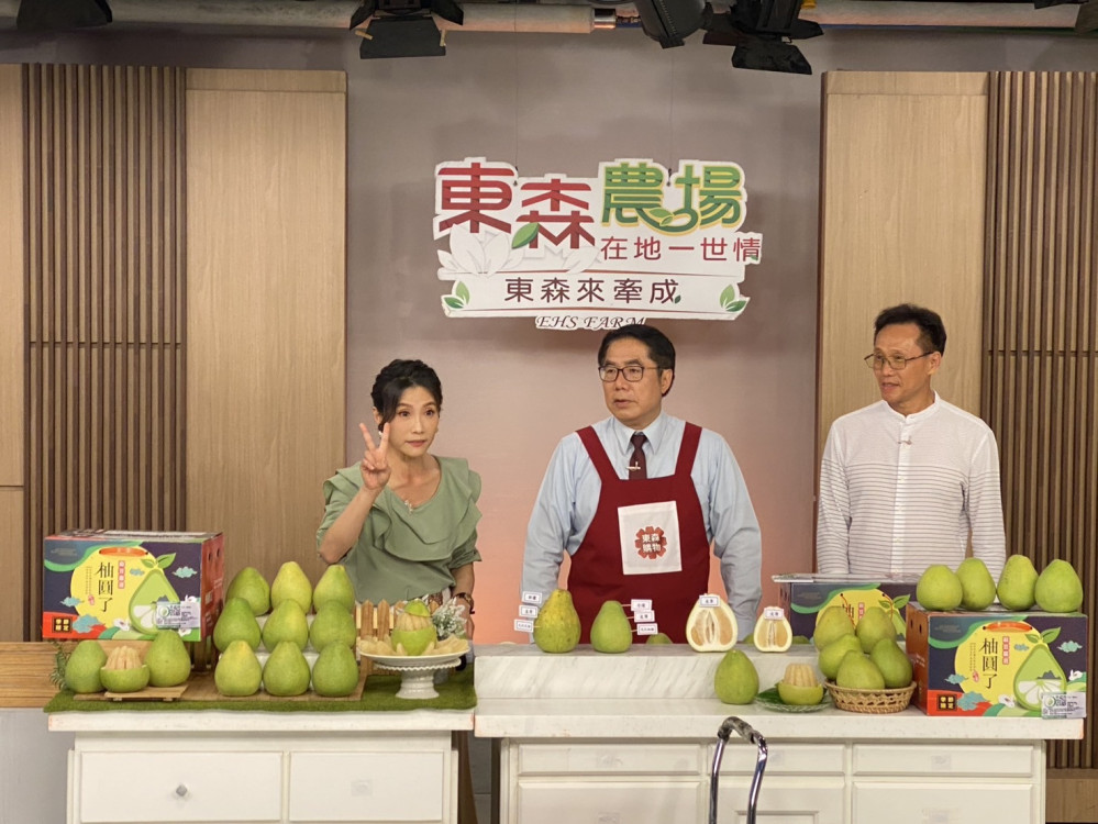中秋柚香！台南市長黃偉哲直播推台南文旦 600 箱秒殺展消費者熱情