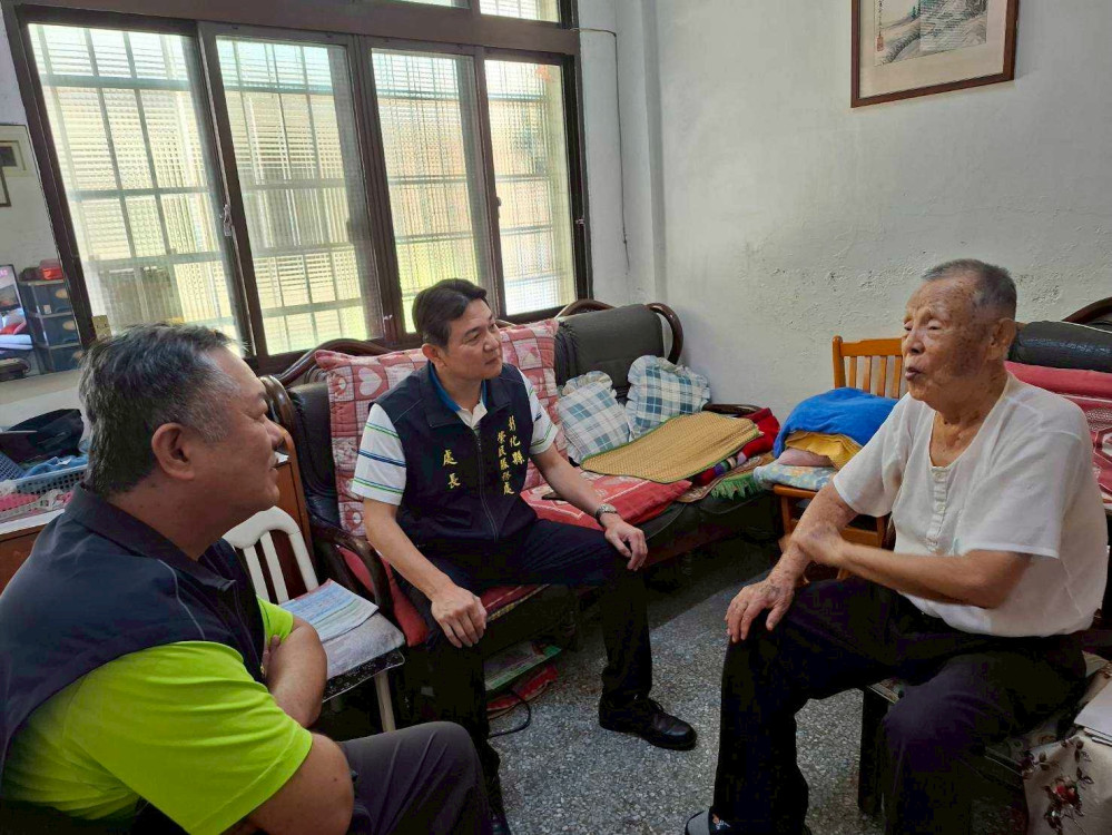 彰化榮服處鏈結社福資源 秋節前發放愛心物資關懷榮民眷
