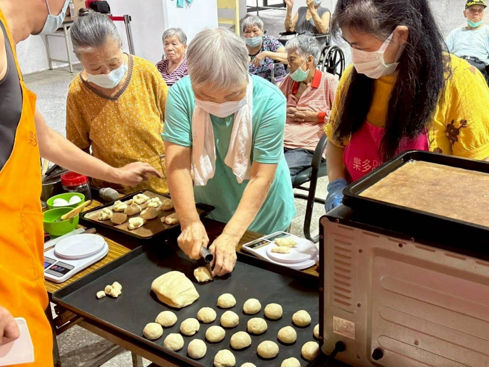 彰化榮家邀樂多工作坊手作麵包 溫暖香氣療癒長輩心