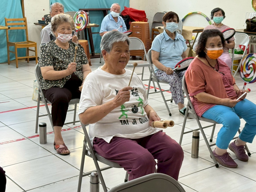 社區照護據點突破520處   中市社會局表揚長青模範生及志工貢獻