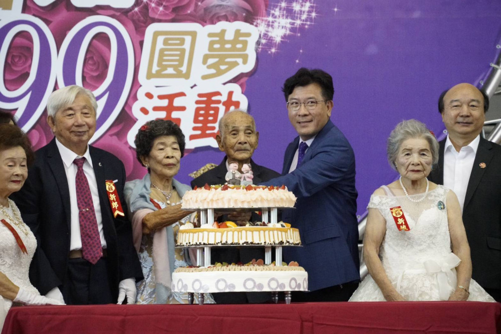 統一基金會辦黃金鑽石婚圓夢活動 110 對銀髮佳偶紅毯敘深情