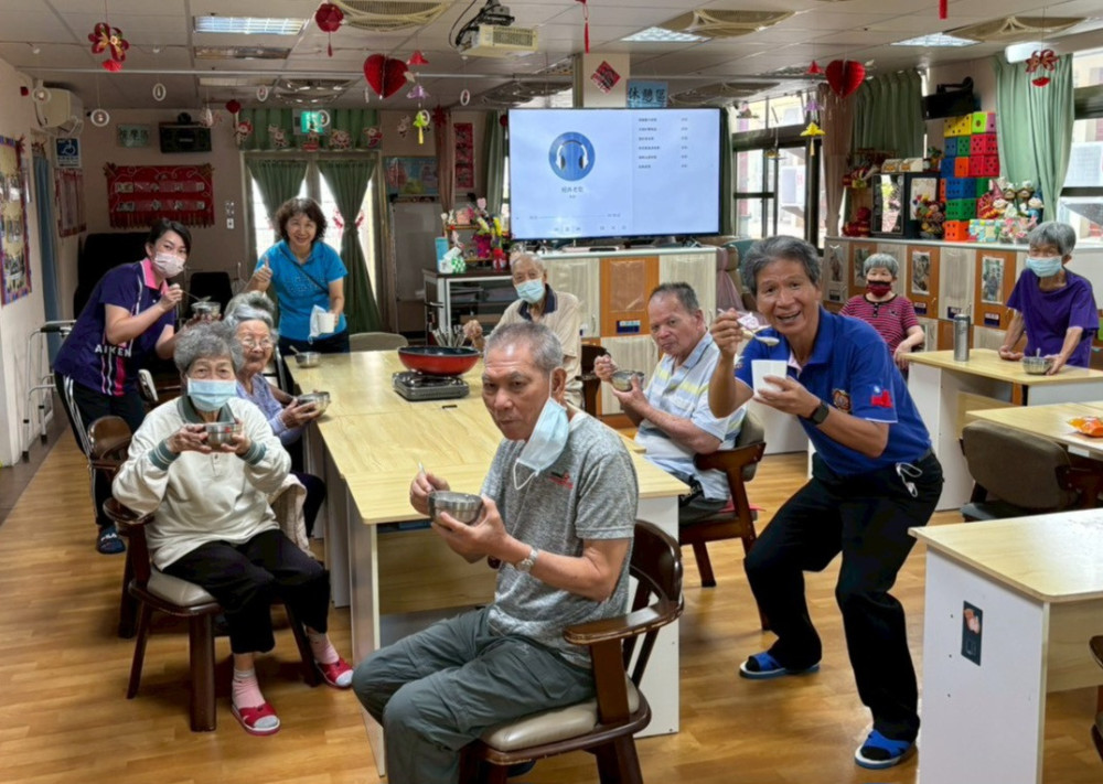 彰化榮家秋意濃麵茶飄香 日照長輩「炒」動懷舊古早味 彰化榮家秋意濃麵茶飄香 日照長輩「炒」動懷舊古早味