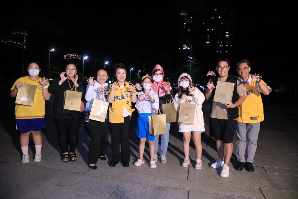 強風擋不住黃潮！盧秀燕陪球迷應援台灣大賽   市府前廣場1300吋超大螢幕熱血直播