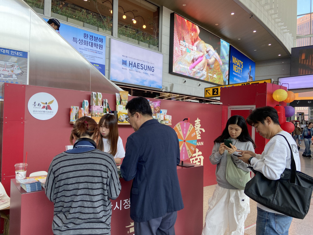 臺南觀光魅力亮相首爾火車站紅磚燈影傳遞台灣感性 臺南觀光魅力亮相首爾火車站紅磚燈影傳遞台灣感性